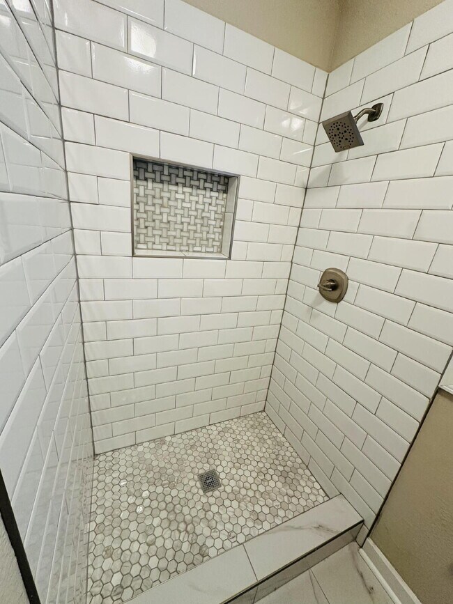 Building Photo - "Charming Retreat in Memphis: Spacious 1171 Sq Ft with Full Bathroom!"