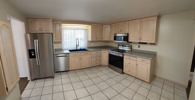 Building Photo - Murray Gem