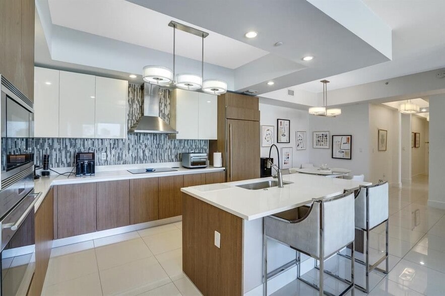 Building Photo - 1200 Hillsboro Mile