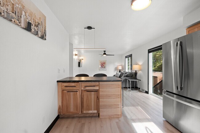 Building Photo - 2804 W Spencer St