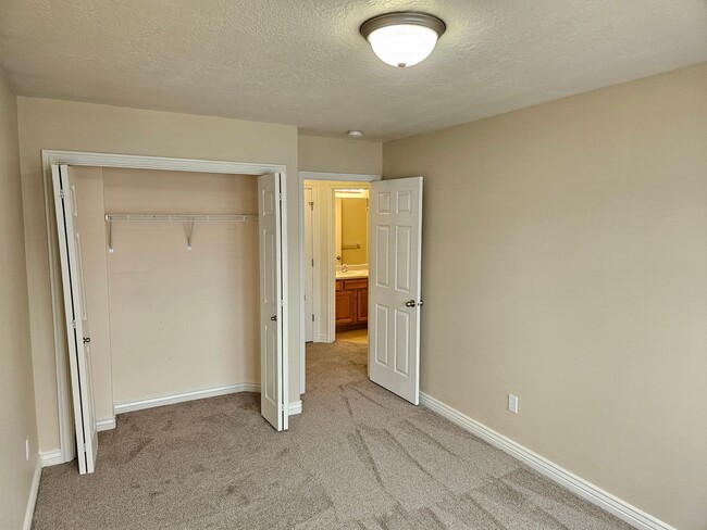 Building Photo - New Carpet & Paint 3 Bd 2.5 Ba Townhome In...