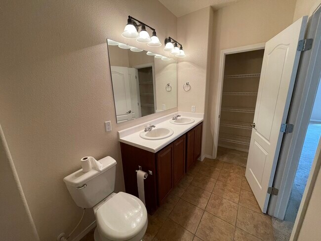 Building Photo - 2204 Delfinio Dr SE
