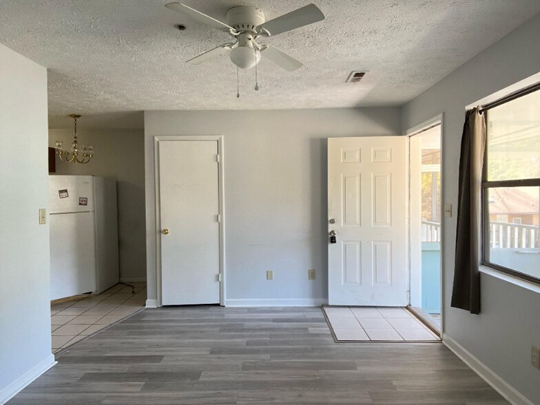 Building Photo - 1226 Shalom Dr