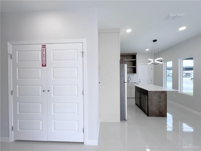 Building Photo - 2812 S Links Dr