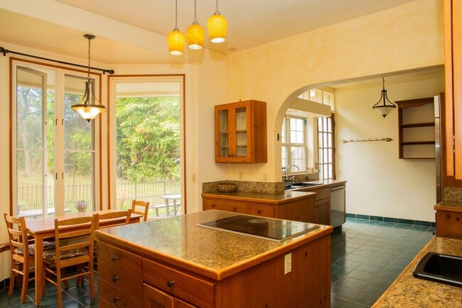 Building Photo - Spacious 4-Bedroom Retreat in Haiku with S...