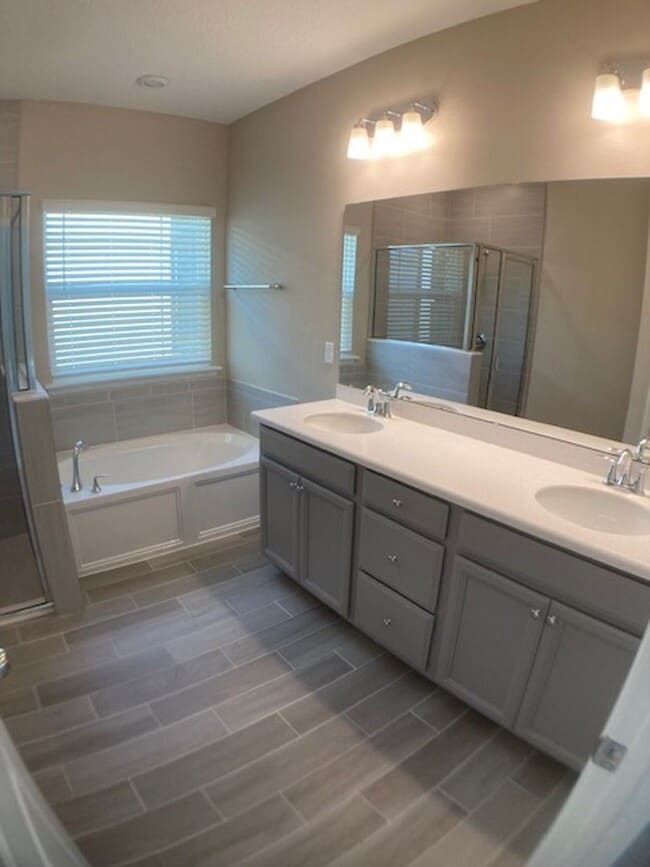 Building Photo - Comfortable 3 Bedroom Home With Great Outdoor Space