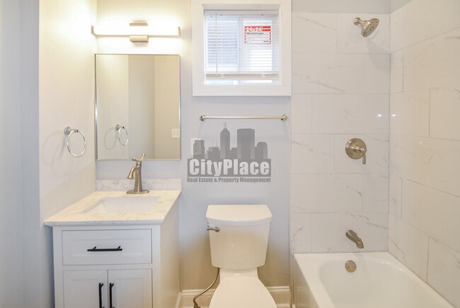 Building Photo - 2224 N Kenwood Ave