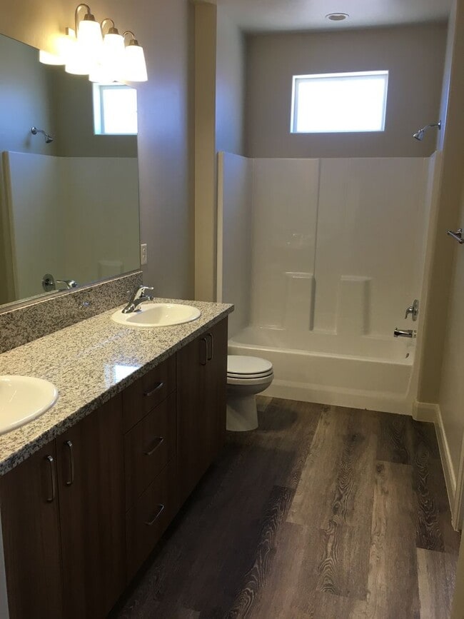 Building Photo - 3 bed 2.5 bath Townhome for rent, small dog allowed!