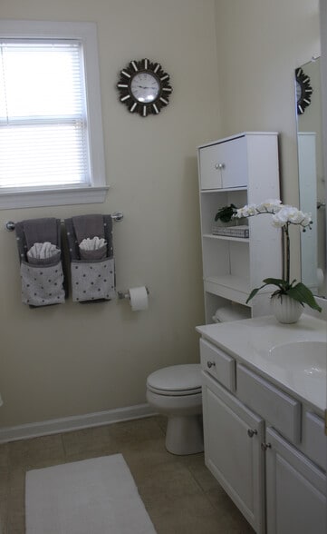 Building Photo - 353 Southgate Dr