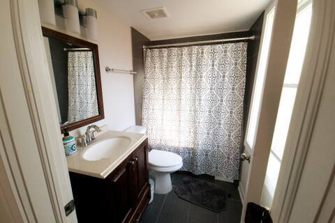 Building Photo - 9520 S Ridgeway Ave