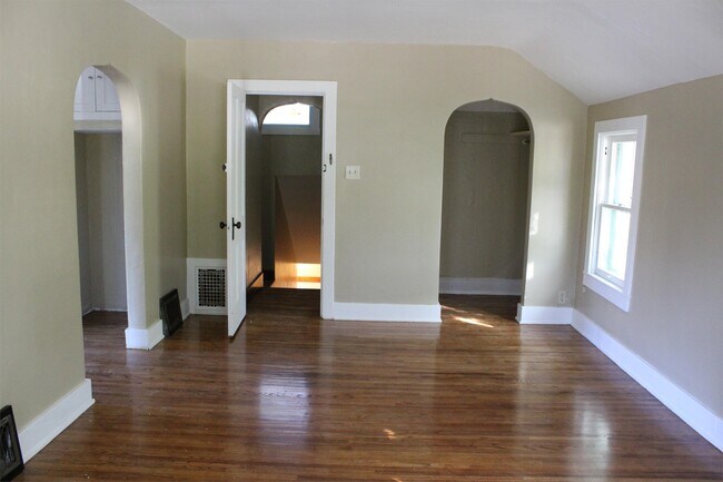 Building Photo - 526 E 11th St