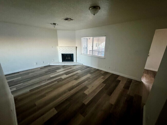 Building Photo - 3 BEDROOM 2 BATH, UPSTAIRS UNIT, NO CAPRET...