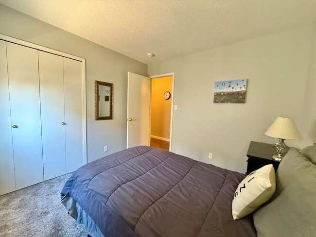 Building Photo - Beautiful Updated 3 Bedroom / 2 Bathroom Home in Prime Rio Rancho Location