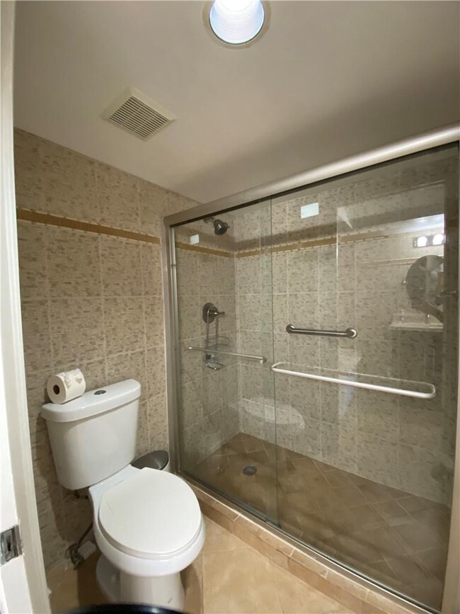 Building Photo - 3500 Mystic Pointe Dr