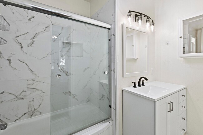 Building Photo - 1809 Oak St