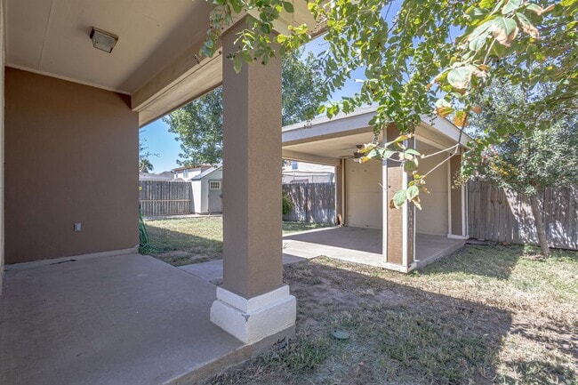Building Photo - 618 Crackle Grove Dr
