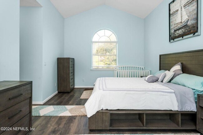 Building Photo - Fully Furnished Home
