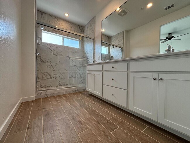 Building Photo - Move-In Special! 1 Week Free Rent – Spacio...