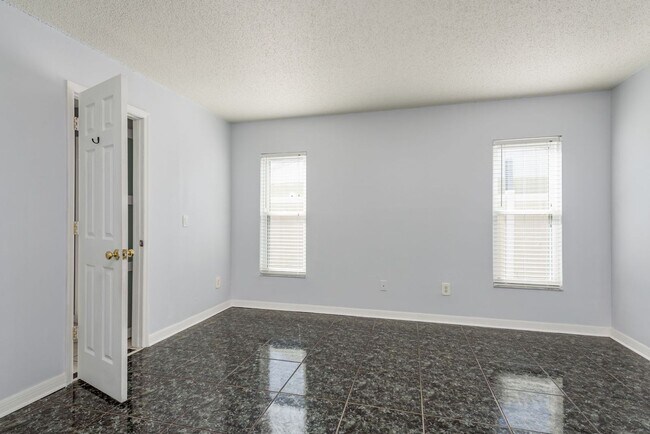 Building Photo - 4/2 Tampa Home