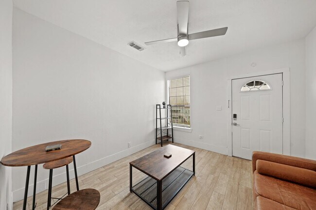 Building Photo - 701 28th St