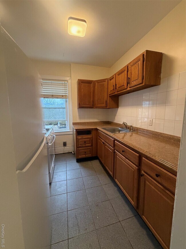 Building Photo - 837 White Plains Rd