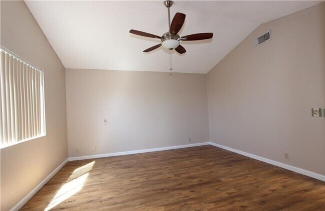 Building Photo - Gorgeous & Open Floor Plan House 4.Bed+3.B...