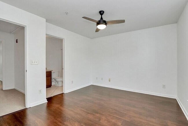 Building Photo - Spacious 2BD/2.5BA Condo in NODA!