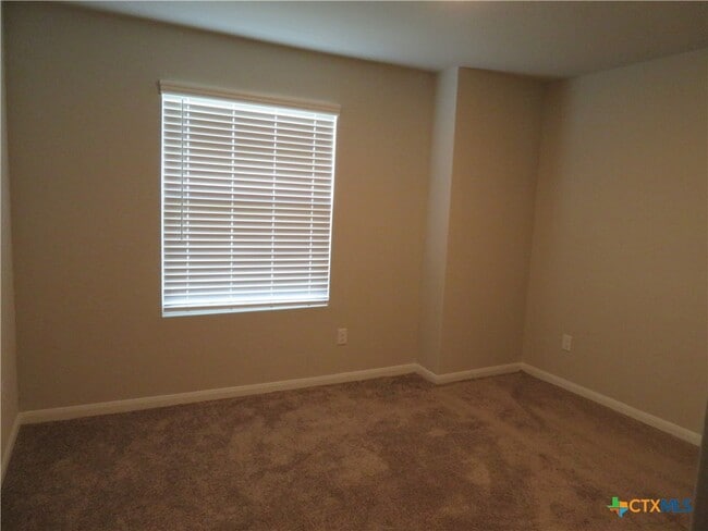 Building Photo - 554 Blue Stem Rd