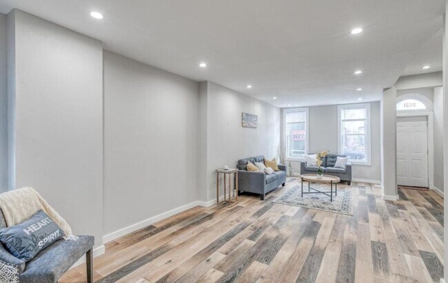 Building Photo - Luxurious 4-Bed/2-Bath Townhome in Cecil B. Moore! Available NOW!