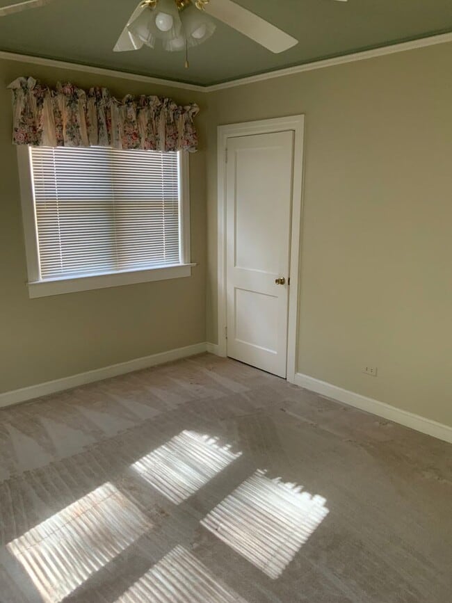 Building Photo - 200 Sunset Dr