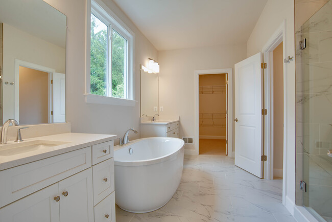 Large Master Bath - 1419 Cottage St SW