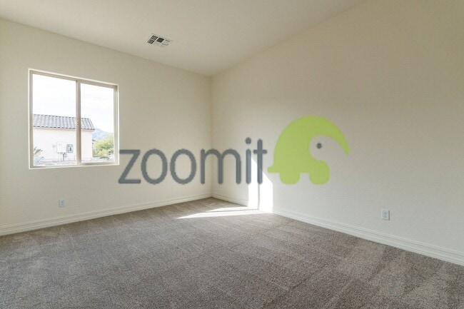 Building Photo - Beautiful Views!