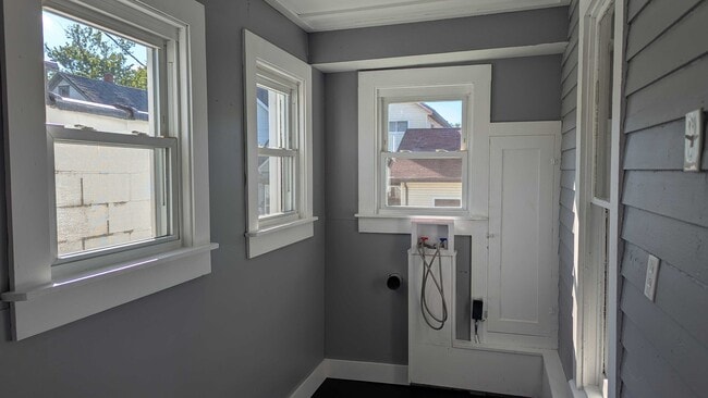 Building Photo - 305 Plummer St