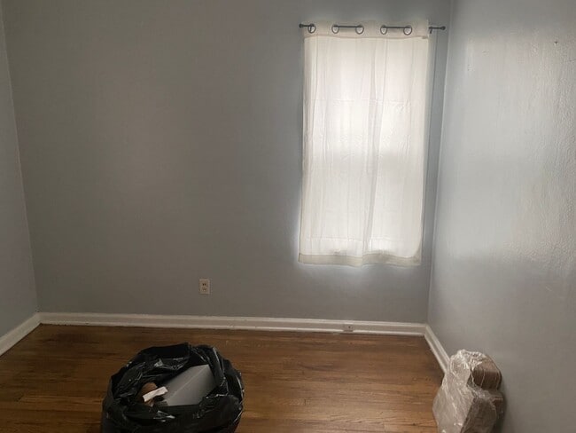 Building Photo - 2 bedroom 1 bath house  with fenced in yard available soon!