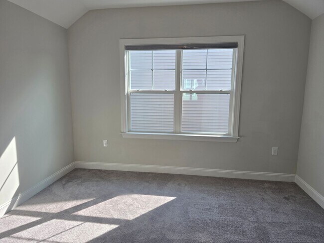 Building Photo - 4 spacious bedrooms and 3 full bathrooms along with guest suite. 1st floor primary and secondary ...