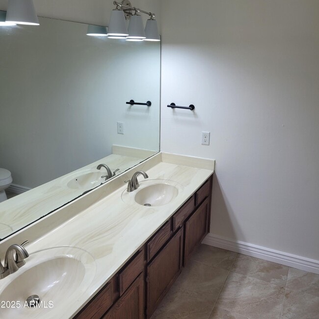 Building Photo - 1622 N Comanche Dr