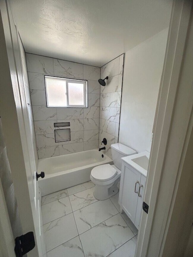 Building Photo - Beautiful 2 Bed 1 Bath in Wheat Ridge CO
