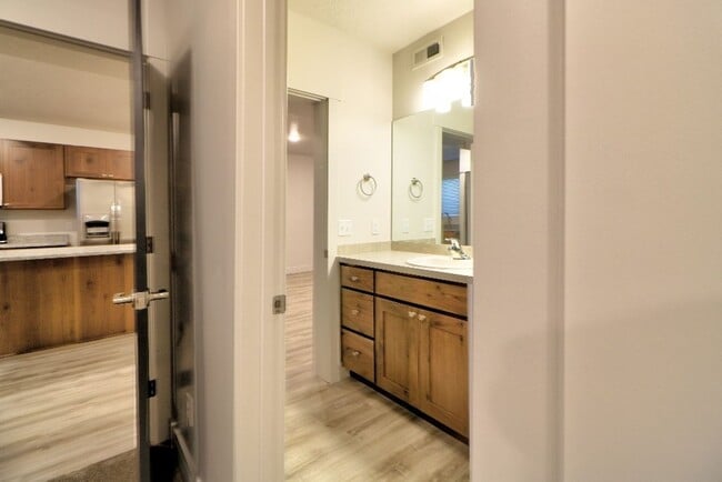 Building Photo - 2 Bedroom 1 Bathroom Apartment