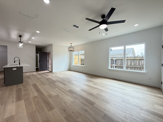 Building Photo - 2102 Norwich Ave