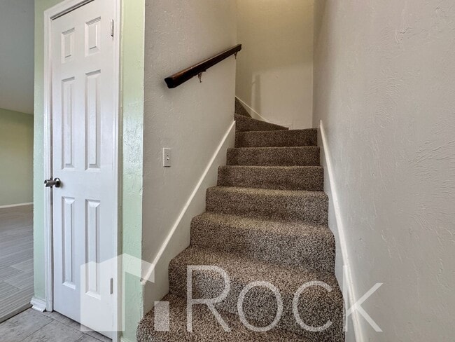 Building Photo - 2 Bedroom Townhome with All Appliances Included!