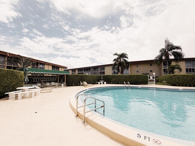 Building Photo - 600 Village Green Ct