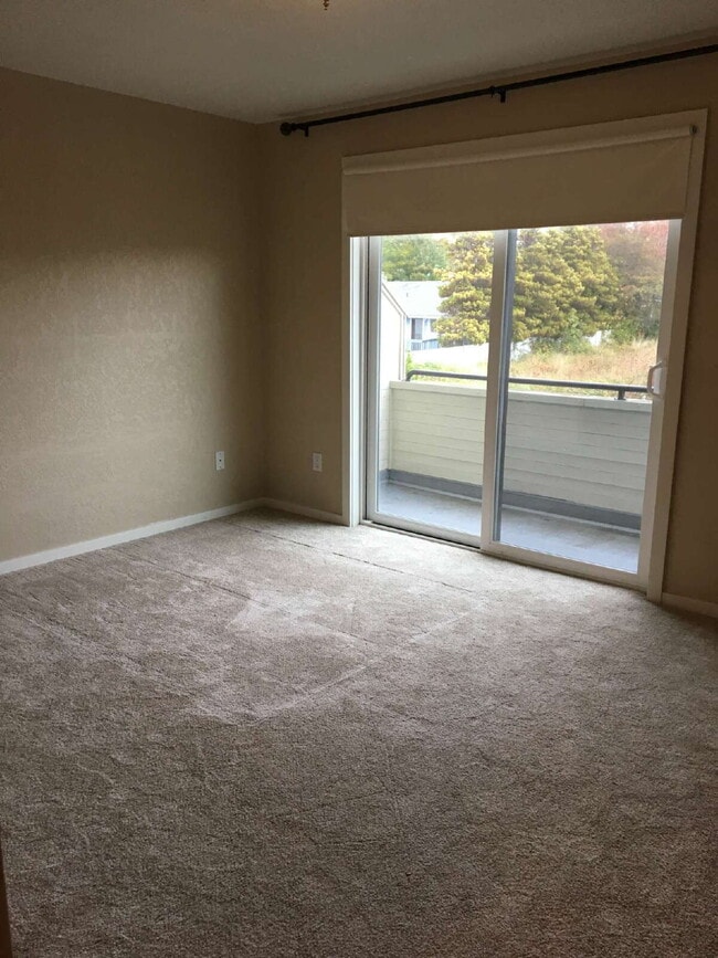 Building Photo - Charming 2-Bed, 2-Bath Condo in Des Moines, Walking Distance to the Marina!!!