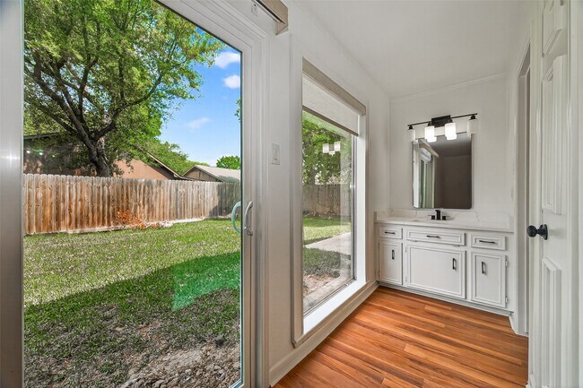 Building Photo - 15903 Hickory Knoll Dr