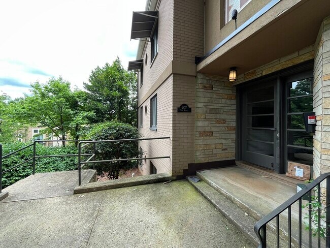 Building Photo - 2427 Vail Ave