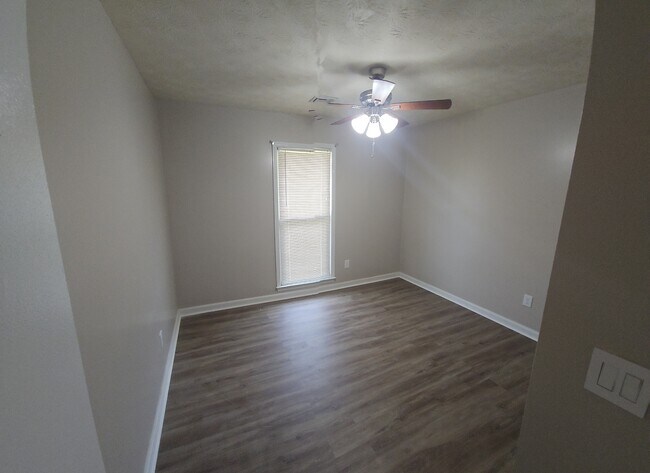 Building Photo - 5727 Lexington Dr