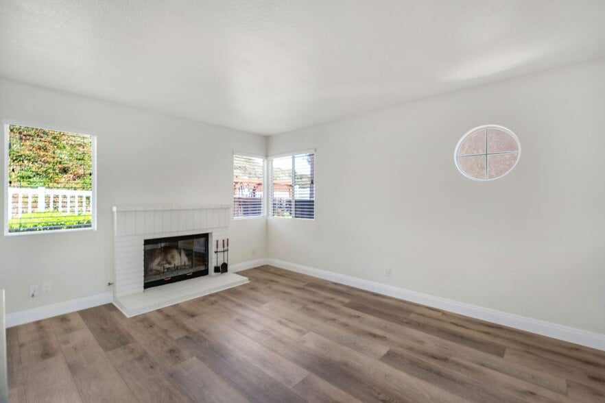 Building Photo - 24351 Kings View