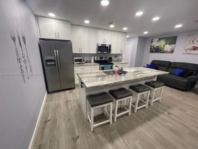 Building Photo - 4629 Vilabella Dr