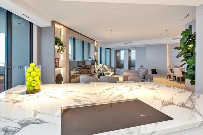 Building Photo - 18555 Collins Ave