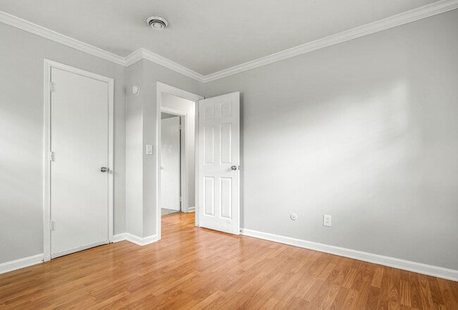 Building Photo - 2404 Silverbrook Ave
