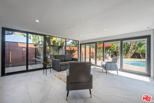 Building Photo - 20412 Oxnard St